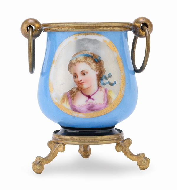 PICCOLO VASO IN PORCELLANA, PROBABILMENTE SEVRES