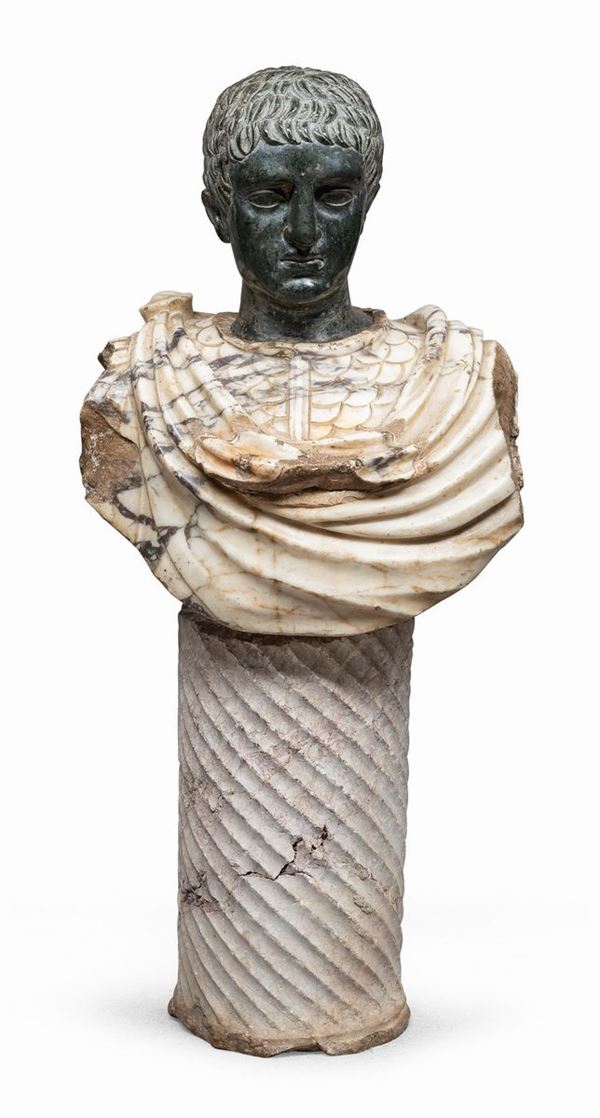 BUSTO DI GIULIO CESARE IN MARMI CON COLONNA