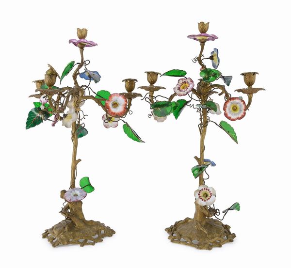 COPPIA DI CANDELABRI IN BRONZO DORATO E OPALINE
