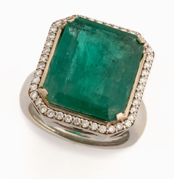 ANELLO CON SMERALDO E BRILLANTI