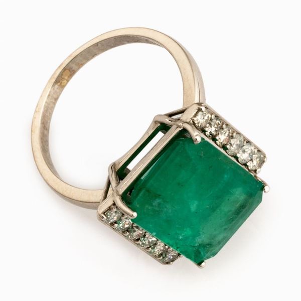 ANELLO CON SMERALDO E BRILLANTI