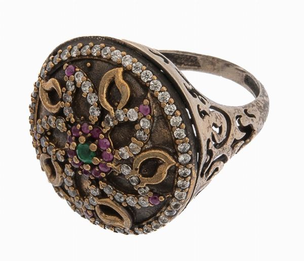 ANELLO CON RUBINI, ZAFFIRI E BRILLANTINI