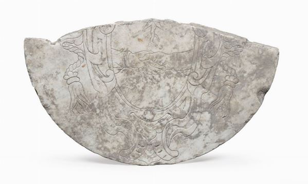 FRAMMENTO DI STEMMA IN MARMO BIANCO