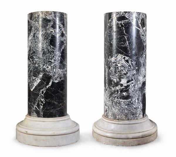 COPPIA DI COLONNE IN MARMO BIANCO E NERO D&#39;AQUITANIA, XVIII SECOLO
