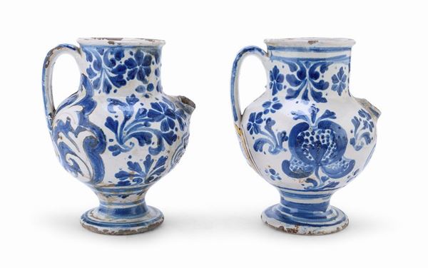 COPPIA DI BROCCHE IN MAIOLICA, PROBABILMENTE NAPOLI XVIII SECOLO