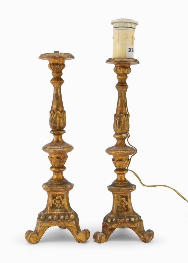 COPPIA DI CANDELIERI IN LEGNO DORATO, XVIII SECOLO