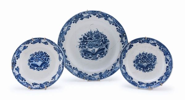 TRE PIATTI IN CERAMICA, DELFT FINE XVIII SECOLO