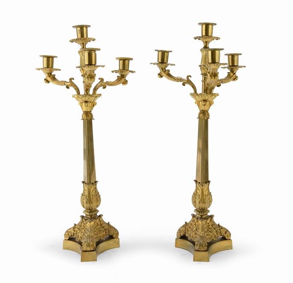 COPPIA DI CANDELABRI IN OTTONE E BRONZO,