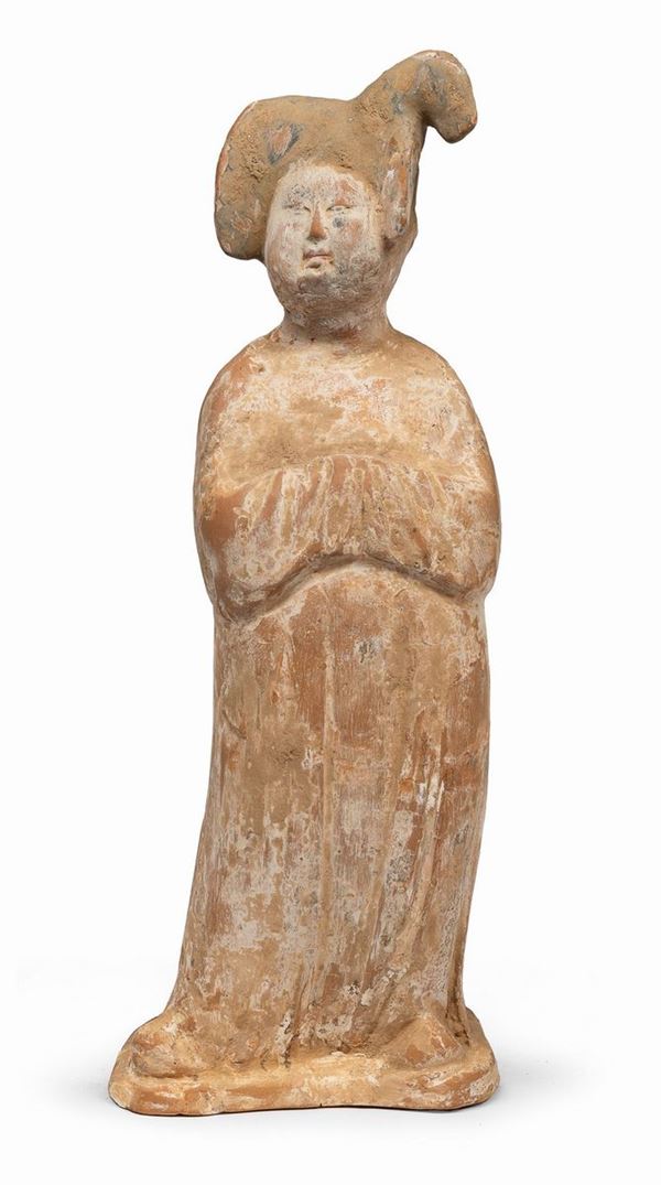 IMPORTANTE SCULTURA IN TERRACOTTA DIPINTA IN POLICROMIA, CINA, DINASTIA TANG (618-907)