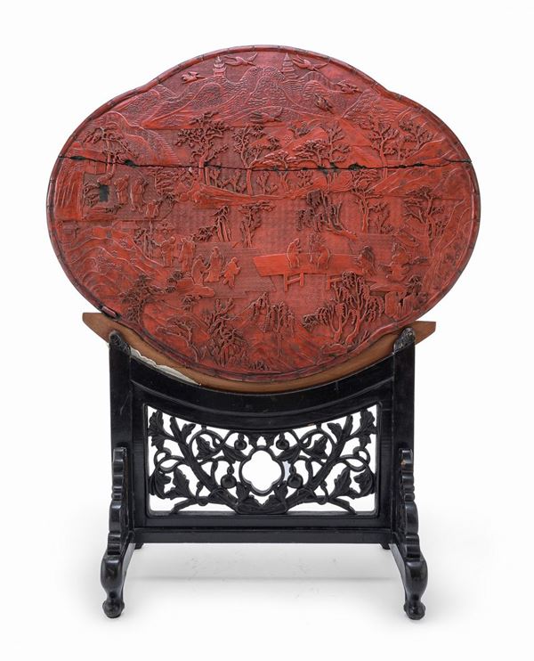 PARAVENTO IN LEGNO A LACCA ROSSA, CINA, FINE XIX-INIZIO XX SECOLO