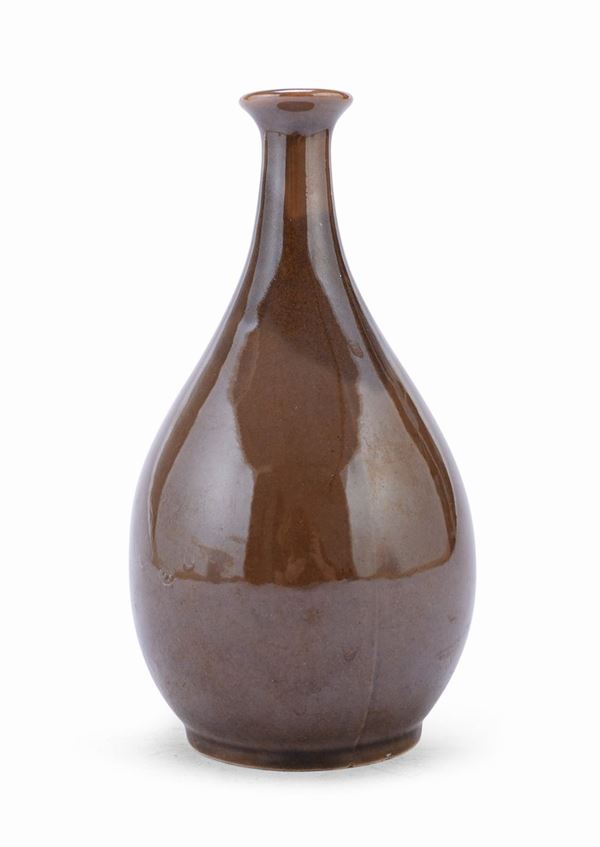 VASO IN PORCELLANA A FONDO MARRONE, CINA XIX SECOLO