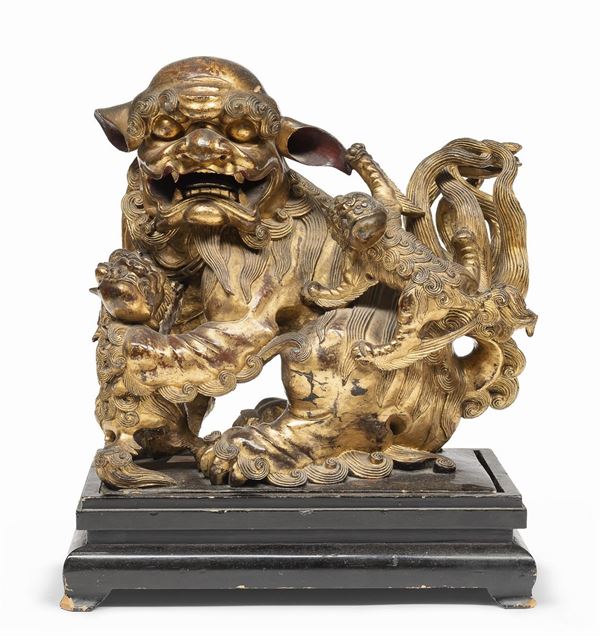 GRUPPO SCULTUREO IN LEGNO A LACCA NERA E ORO, CINA INIZIO XX SECOLO