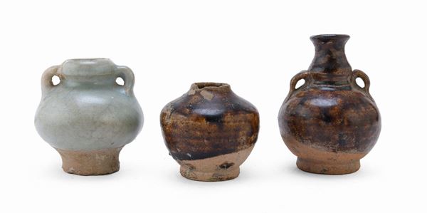 TRE PICCOLE GIARE IN CERAMICA, CINA XIII - XV SECOLO