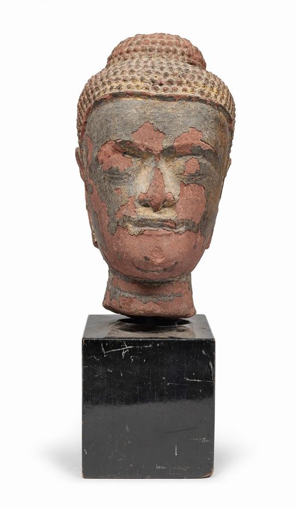 TESTA IN ARENARIA ROSSA CON TRACCE DI LACCA NERA, TAILANDIA XVII SECOLO