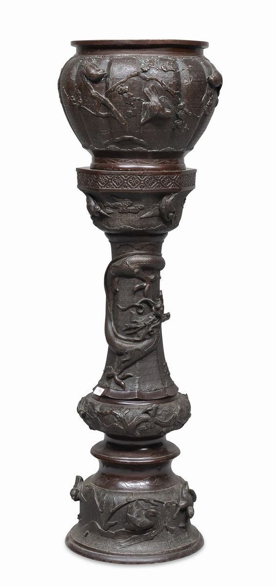 VASO CON SOSTEGNO A COLONNA IN BRONZO A PATINA BRUNITA, GIAPPONE, FINE XIX-INIZIO XX SECOLO