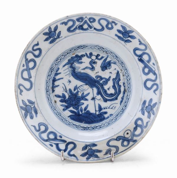 PIATTO IN PORCELLANA BIANCO E BLU, CINA XVII SECOLO