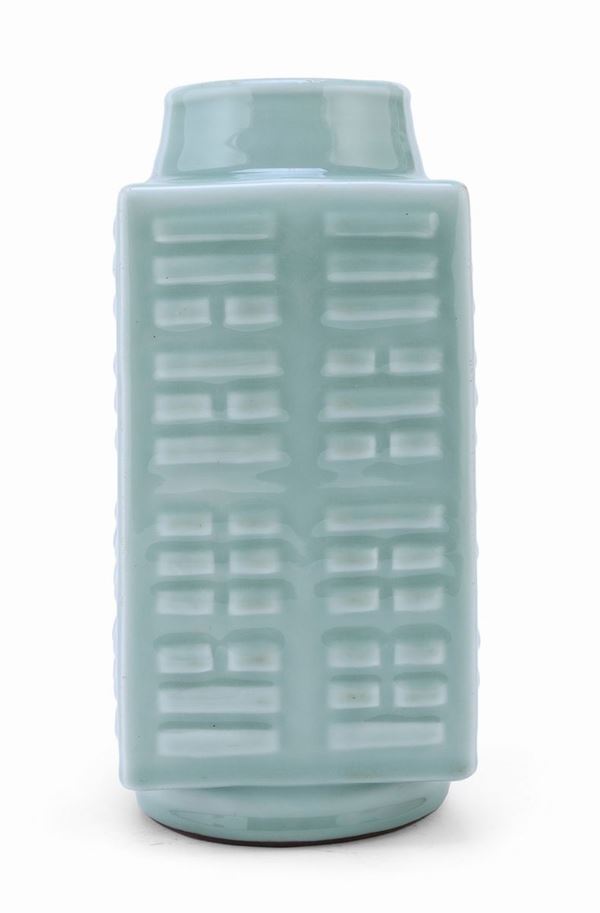 VASO IN PORCELLANA CELADON, CINA FINE XIX, INIZIO XX SECOLO