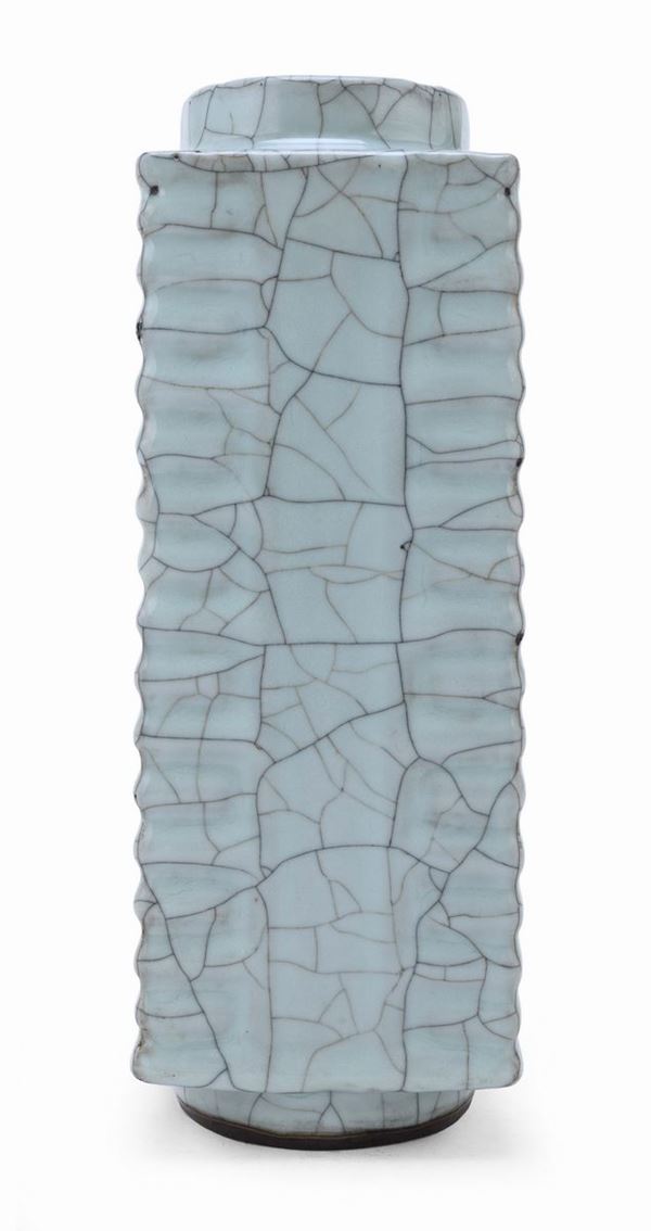 VASO IN PORCELLANA CELADON, CINA FINE XIX, INIZIO XX SECOLO