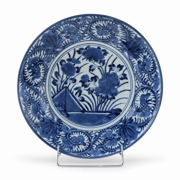 PIATTO IN PORCELLANA BIANCO E BLU, GIAPPONE 1690/1736