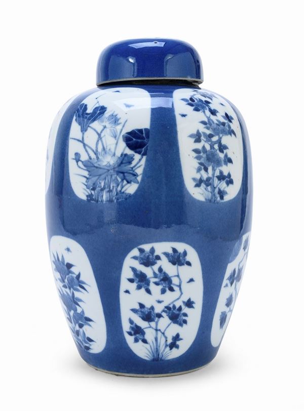 POTICHE IN PORCELLANA BIANCO E BLU, CINA XIX SECOLO