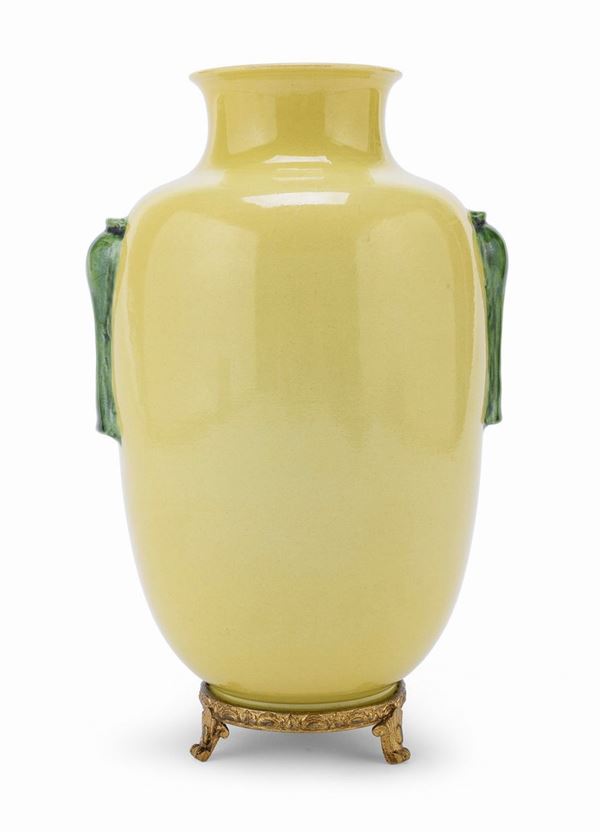 VASO IN PORCELLANA GIALLA, CINA FINE XIX, INIZIO XX SECOLO