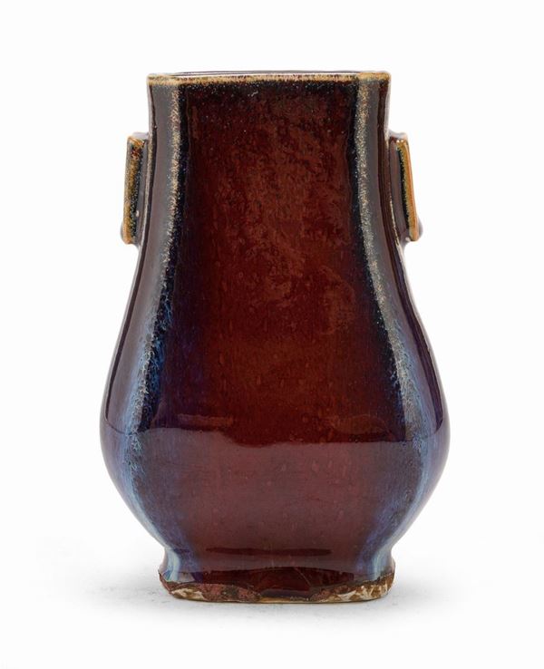 VASO IN PORCELLANA ROSSO RITUALE, CINA XX SECOLO