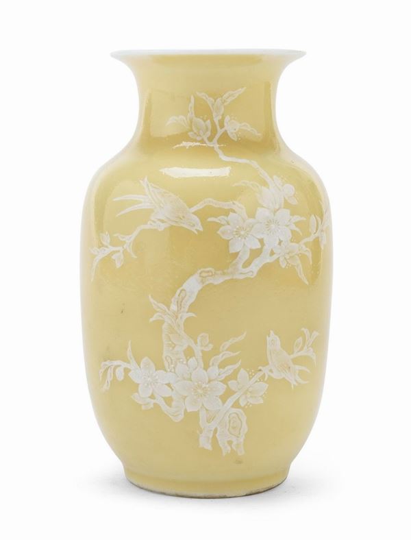 VASO IN PORCELLANA A FONDO GIALLO, CINA XX SECOLO
