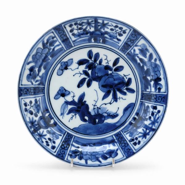 PIATTO IN PORCELLANA BIANCO E BLU, GIAPPONE 1690/1730