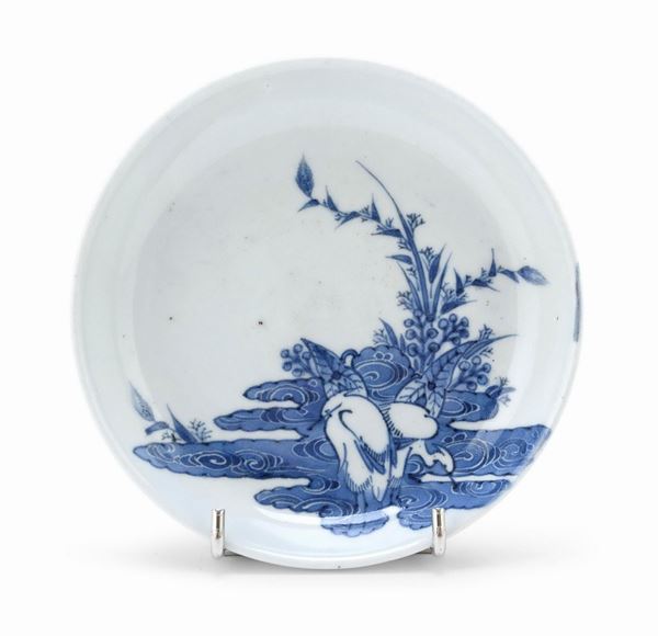 PIATTINO IN PORCELLANA BIANCO E BLU, ARITA, GIAPPONE 1670/1680