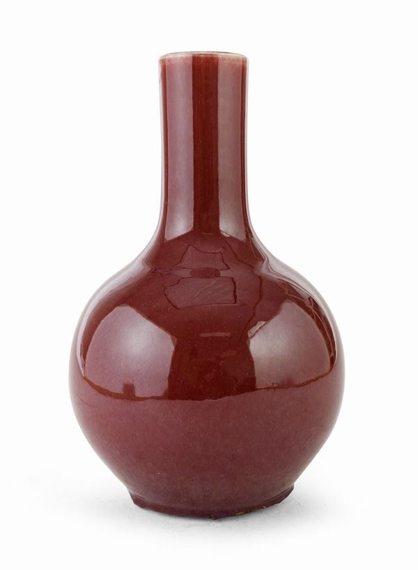 VASO IN PORCELLANA ROSSO RITUALE, CINA XX SECOLO