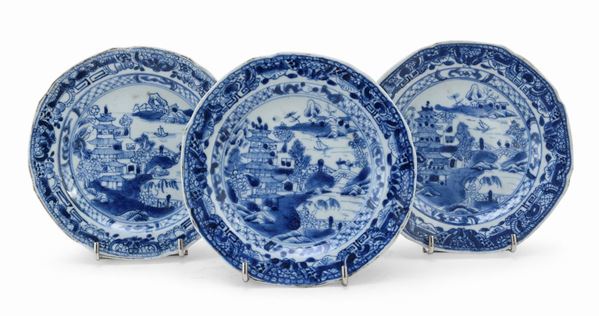 TRE PIATTINI IN PORCELLANA BIANCO E BLU, CINA FINE XVIII SECOLO