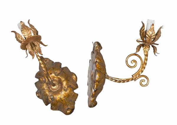 COPPIA DI APPLIQUES IN LEGNO E FERRO DORATO