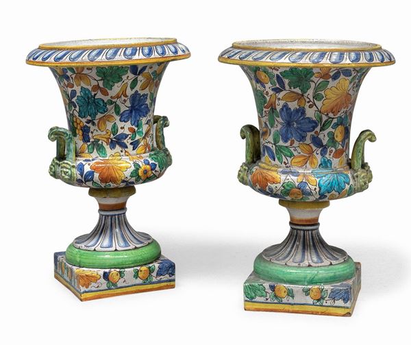 COPPIA DI GRANDI VASI &#39;MEDICI&#39; IN MAIOLICA