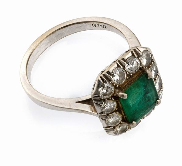 ANELLO CON DIAMANTI E SMERALDO