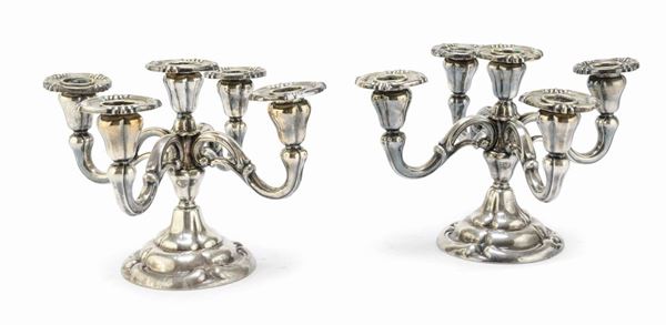 COPPIA DI CANDELABRI IN METALLO ARGENTATO