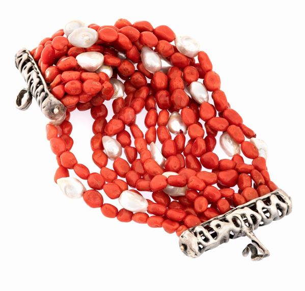 BRACCIALE CON CORALLI E PERLE
