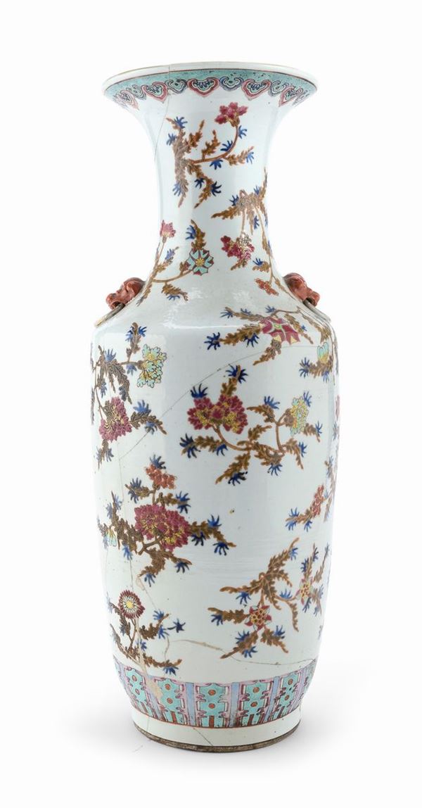 VASO IN PORCELLANA A SMALTI POLICROMI, CINA