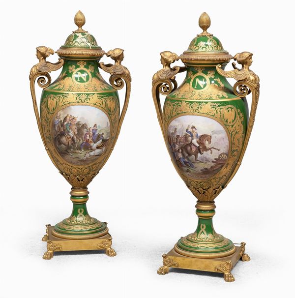 COPPIA DI VASI IN PORCELLANA, MANIFATTURA IMPERIALE DI SEVRES