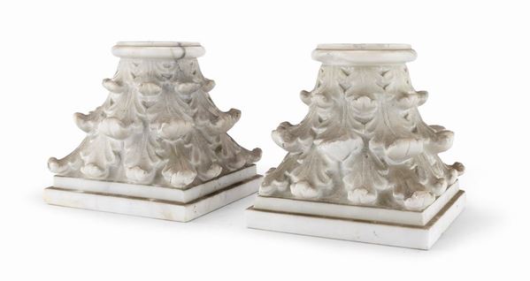 COPPIA DI PICCOLI CAPITELLI IN MARMO BIANCO