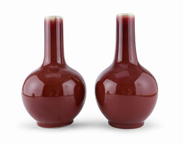 COPPIA DI VASI IN PORCELLANA ROSSO RITUALE, CINA