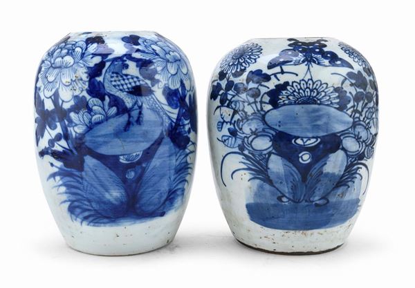COPPIA DI POTICHES IN PORCELLANA BIANCO E BLU, CINA