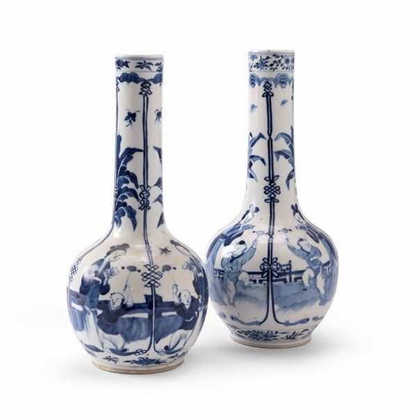 COPPIA DI VASI IN PORCELLANA BIANCO E BLU, CINA XX SECOLO