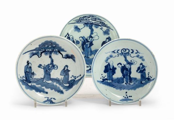 TRE PIATTINI IN PORCELLANA BIANCO E BLU, CINA