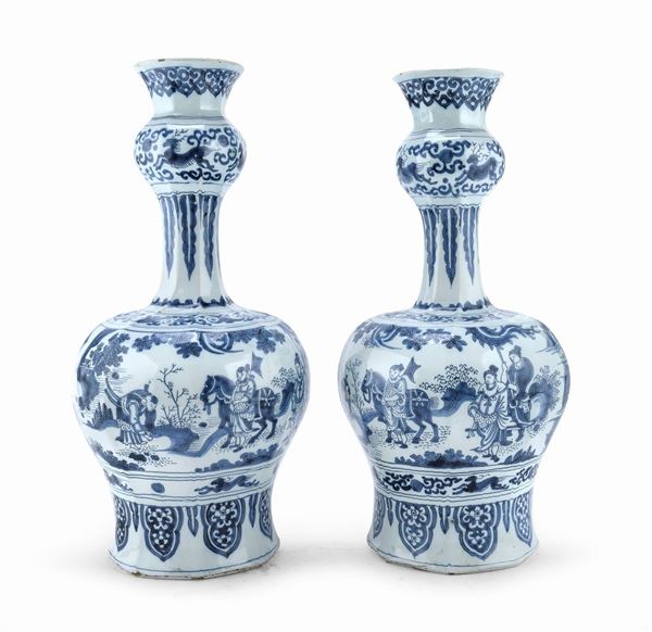 COPPIA DI VASI IN CERAMICA A DECORO BIANCO E BLU, DELFT, FINE XIX SECOLO