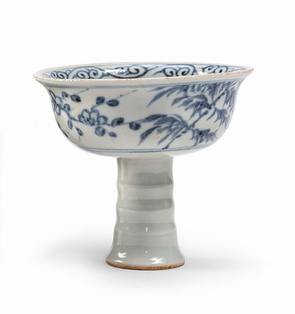COPPA A STELO IN PORCELLANA BIANCO E BLU, CINA