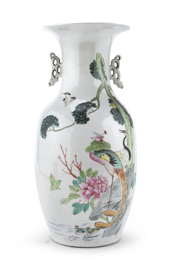 VASO IN PORCELLANA A SMALTI POLICROMI, CINA