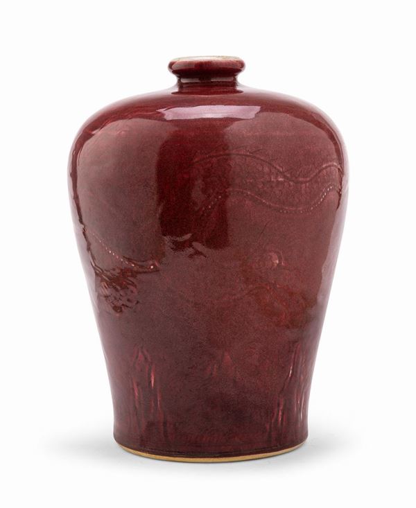 VASO IN PORCELLANA AD INVETRIATURA ROSSA, CINA