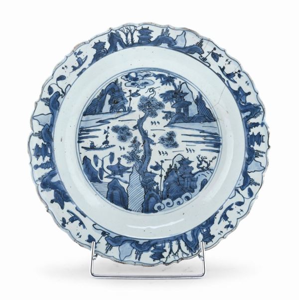 PIATTO IN PORCELLANA BIANCO E BLU, CINA XVII SECOLO