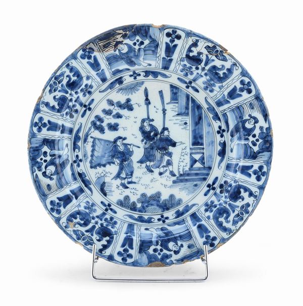 GRANDE PIATTO IN CERAMICA A DECORO BIANCO E BLU, DELFT, XVIII SECOLO
