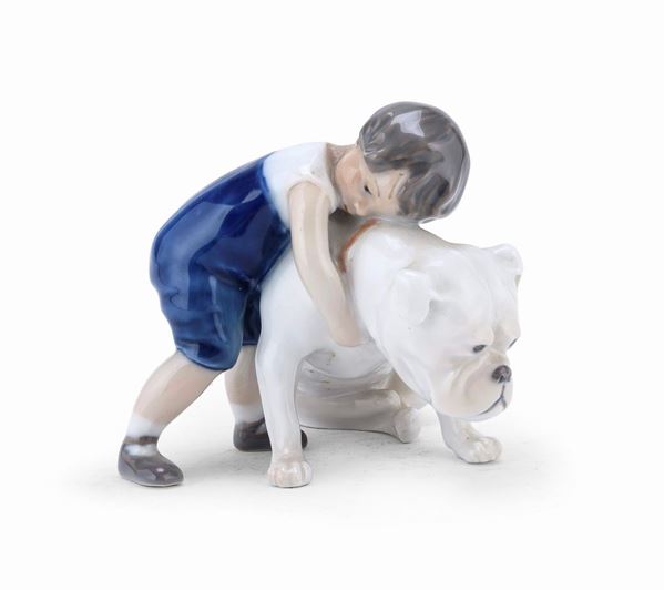 BAMBINO CON BULLDOG IN PORCELLANA, ROYAL COPENAGHEN